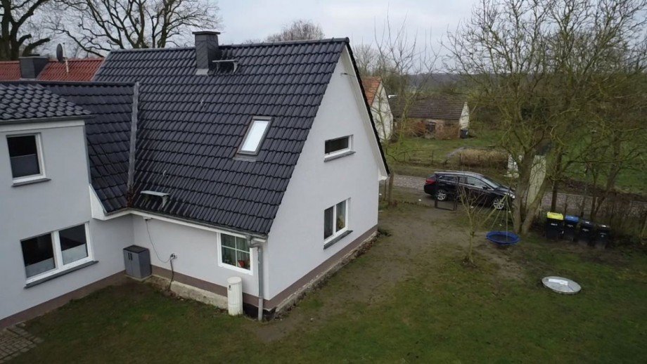 Hausansicht + Auffahrt Doppelhaush�lfte Kressin