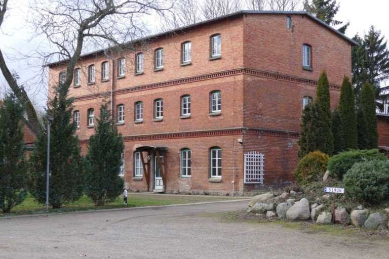Hausansicht Bredenfelde Mehrfamilienhaus Mehrfamilienhaus mit 7 WE zum Schn�ppchenpreis.....