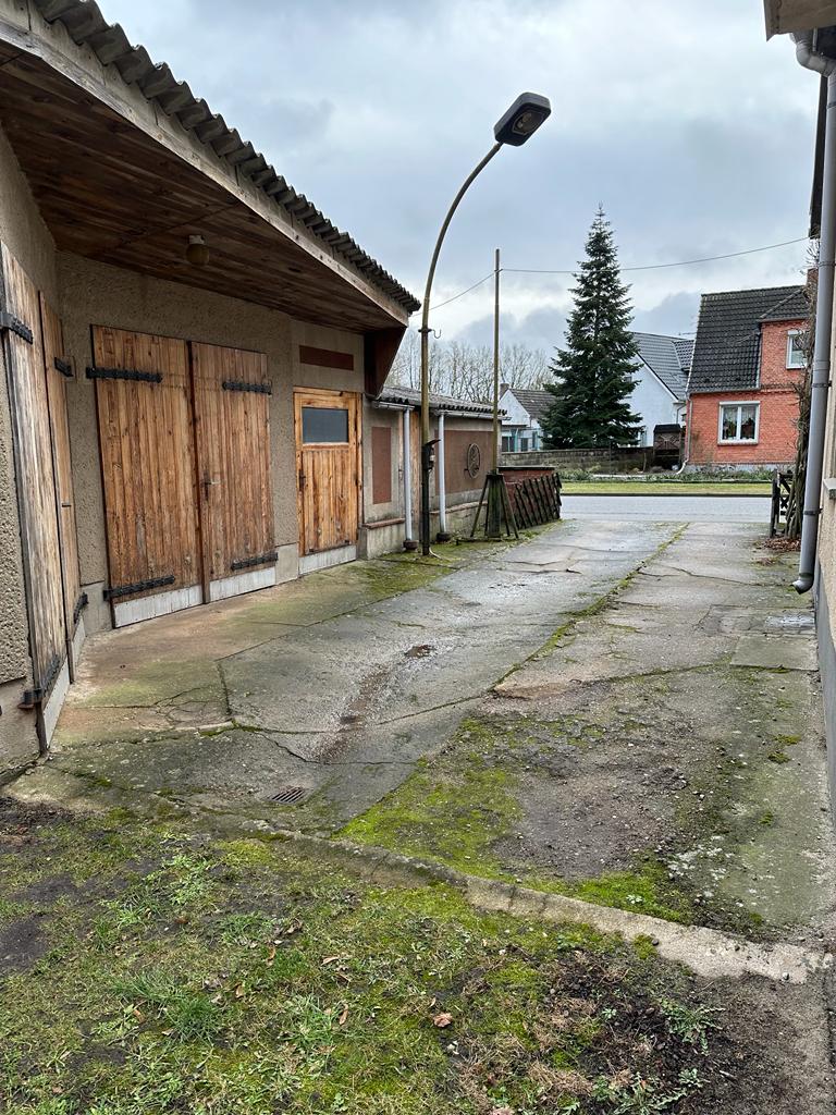 Aufahrt mit Garagen Einfamilienhaus Grabow