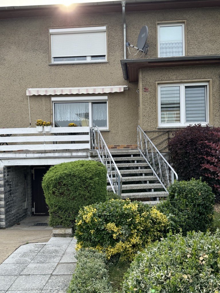 Hausansicht + Garage. Neustadt-Glewe Reihenmittelhaus Einfamilienhaus in ruhiger Lage von Neustadt-Glewe
