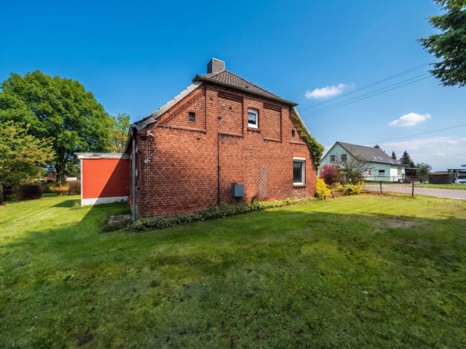 Hausansicht: Grundstuuffahrt Haus Beckentin