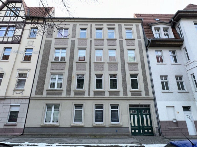 Hausansicht Wittenberge Mehrfamilienhaus Gro�z�giges, Mehrfamilienhaus zzgl. Garagen in Wittenberge zu verkaufen