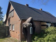 Hausansicht Stra�enseite RAUMWUNDER MIT WEITBLICK: MASSIVES EFH AUF CA. 5.900 M� NATURGRUNDST�CK MIT PROFI-AUSSTATTUNG