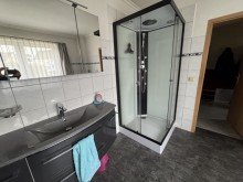 Badezimmer Viel Platz auf einer Ebene: Gro�z�giger Bungalow mit Potenzial im Schweriner Umland