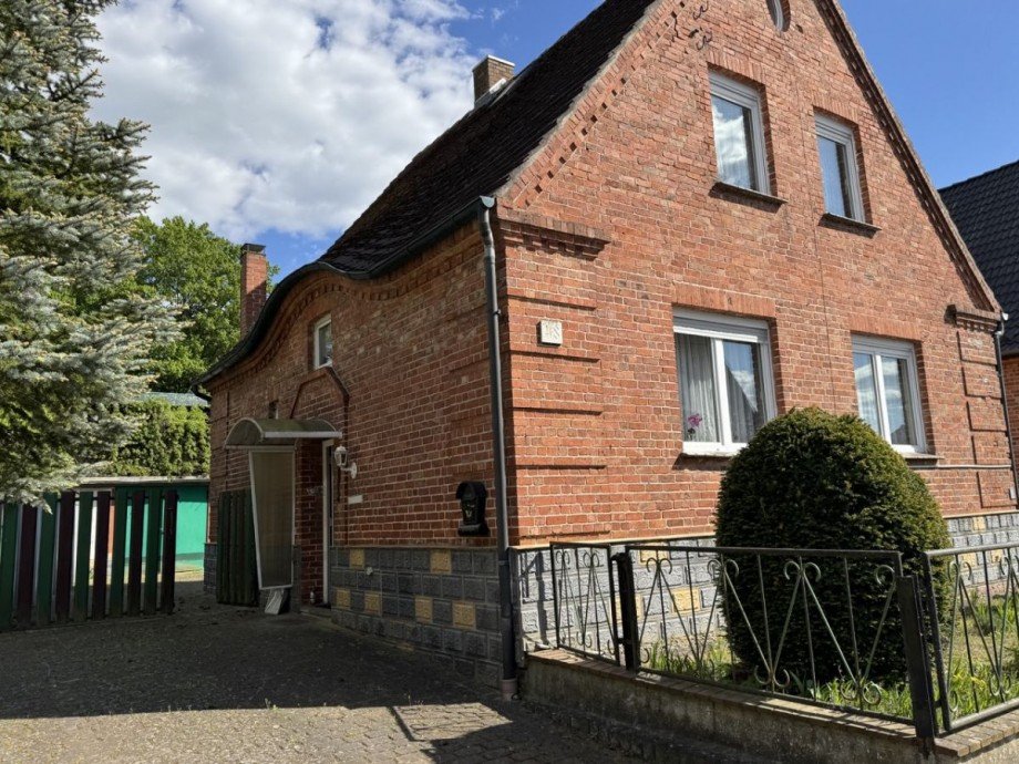 Hausansicht + Auffahrt Haus Grabow
