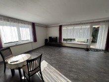 Wohnzimmer mit Terrasse Viel Platz auf einer Ebene: Gro�z�giger Bungalow mit Potenzial im Schweriner Umland