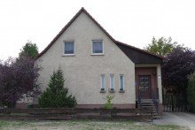 Hausansicht Einfamilienhaus auf gro�em Grundst�ck in Techentin