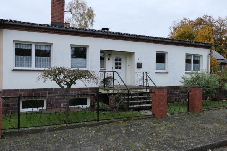Hausansicht Grabow Reihenendhaus Einfamilienhaus mit Einliegerwohnung in Grabow