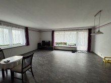Wohnzimmer Viel Platz auf einer Ebene: Gro�z�giger Bungalow mit Potenzial im Schweriner Umland