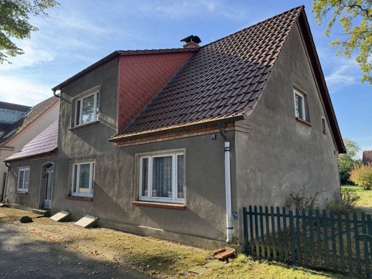 Hausansicht Eldena Haus Zweifamilienhaus mit �ber 7,5 ha Acker,- Wald, und Gr�nfl�chen abzugeben