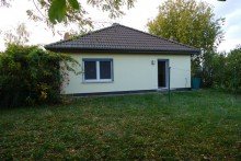 Hausansicht Bungalow auf gro�em Grundst�ck in ruhiger Lage