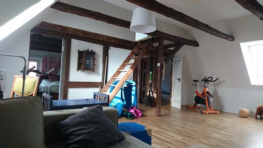 Wohnbereich im Dachgeschoss mit zugang zum Zimmmer im Spitzboden Haus Grebs