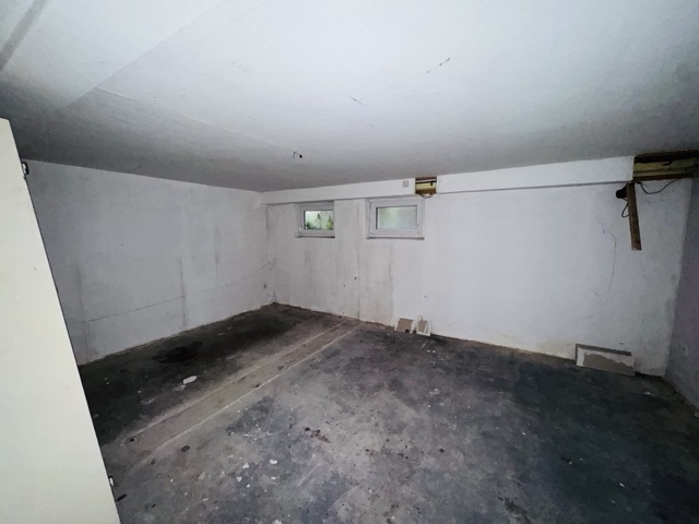 Keller WE links Zweifamilienhaus Eldena