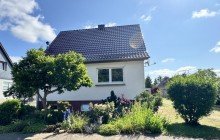 Hausansicht Einfamilienhaus mit Terrasse und traumhaftem Garten in Spornitz