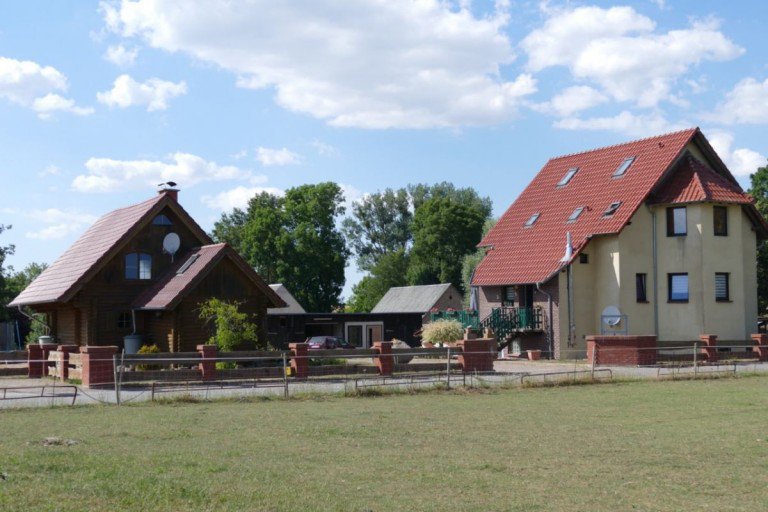 Hausansicht Krasse Einfamilienhaus Einfamilienhaus mit Wohnblockhaus und Doppelcarport