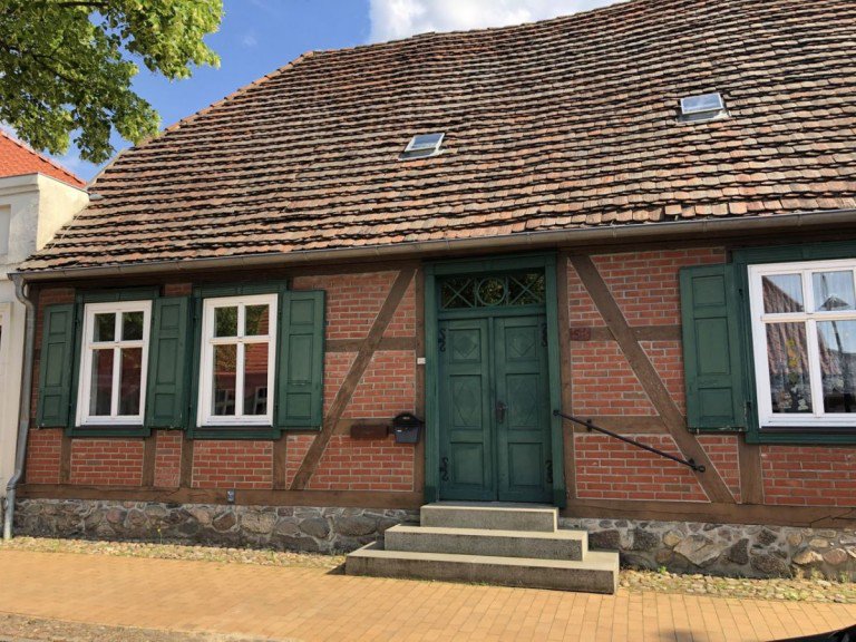 Hausansicht Ludwigslust Erdgeschosswohnung Zwei Raum Wohnung im Zentrum von Ludwigslust