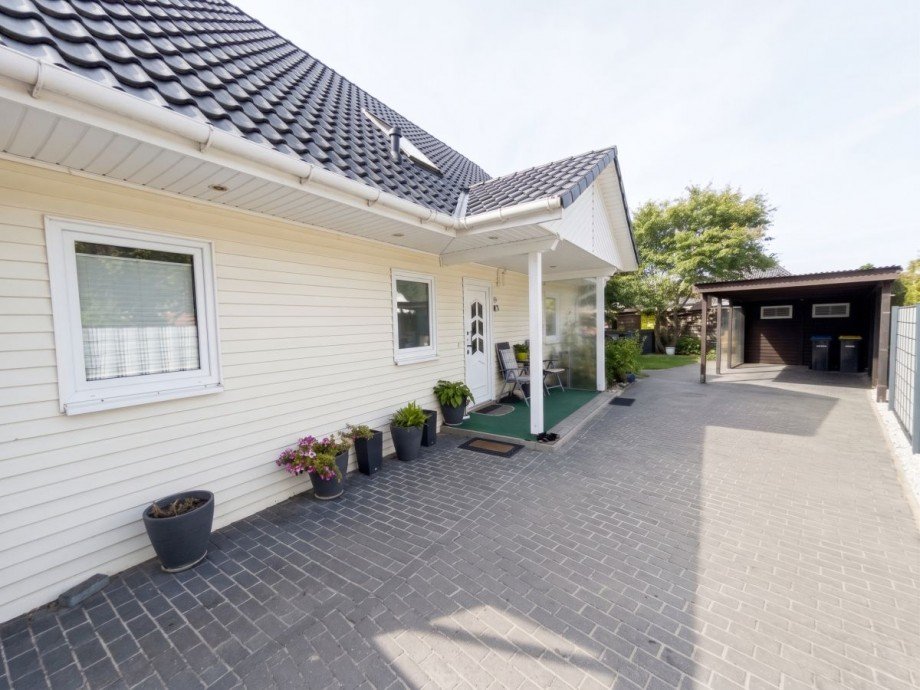 Hausansicht + Carport Haus Rastow