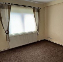 Zimmer Einfamilienhaus mit angrenzenden Nebengeb�uden auf einem gro�z�gigen Grundst�ck in L�blow.