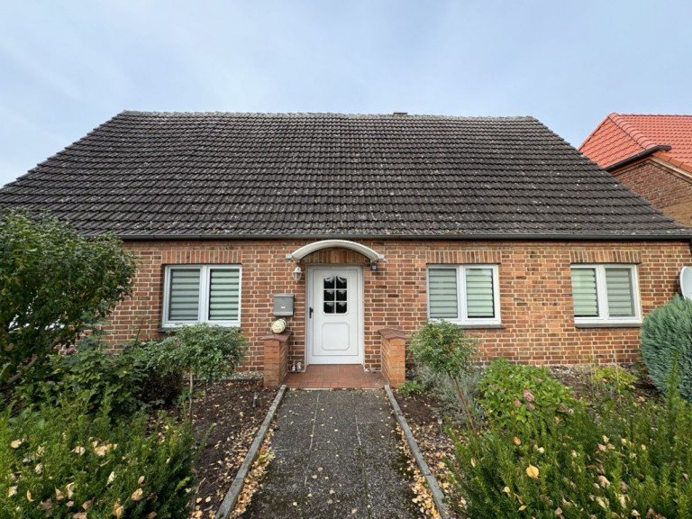 Hausansicht L�blow Haus Einfamilienhaus mit angrenzenden Nebengeb�uden auf einem gro�z�gigen Grundst�ck in L�blow.