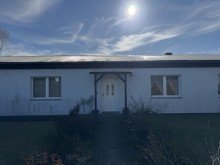 Hausansicht Kopie Viel Platz auf einer Ebene: Gro�z�giger Bungalow mit Potenzial im Schweriner Umland