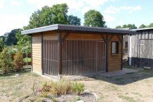 Zwinger Einfamilienhaus mit Wohnblockhaus und Doppelcarport