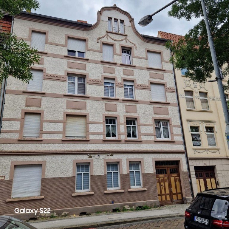 Hausansicht Wittenberge Mehrfamilienhaus 8 WE - Gro�z�giges, Mehrfamilienhaus zzgl. Garagen in Wittenberge zu verkaufen