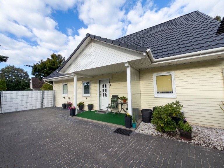Hausansicht Rastow Haus Gepflegtes Familiengl�ck im Gr�nen � Freistehendes Einfamilienhaus mit Carport in Rastow