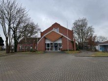 Gebansicht + Parkplatz IN GRABOW - vielf�ltig nutzbares Verwaltungsgeb�ude