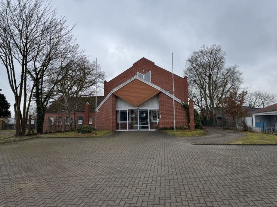 Gebansicht + Parkplatz B�rohaus Grabow