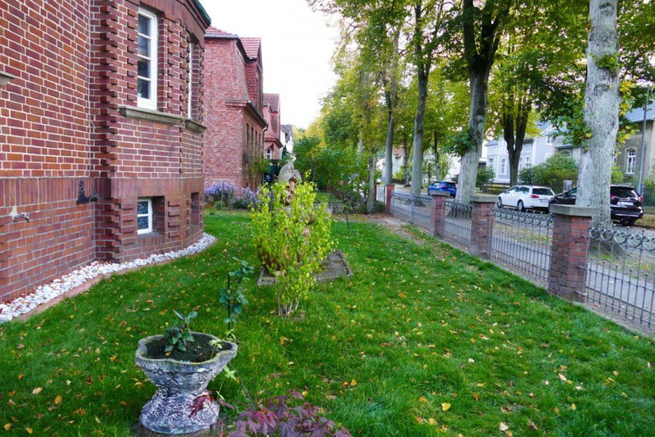 Gro� (Vorgarten) Zweifamilienhaus Grabow